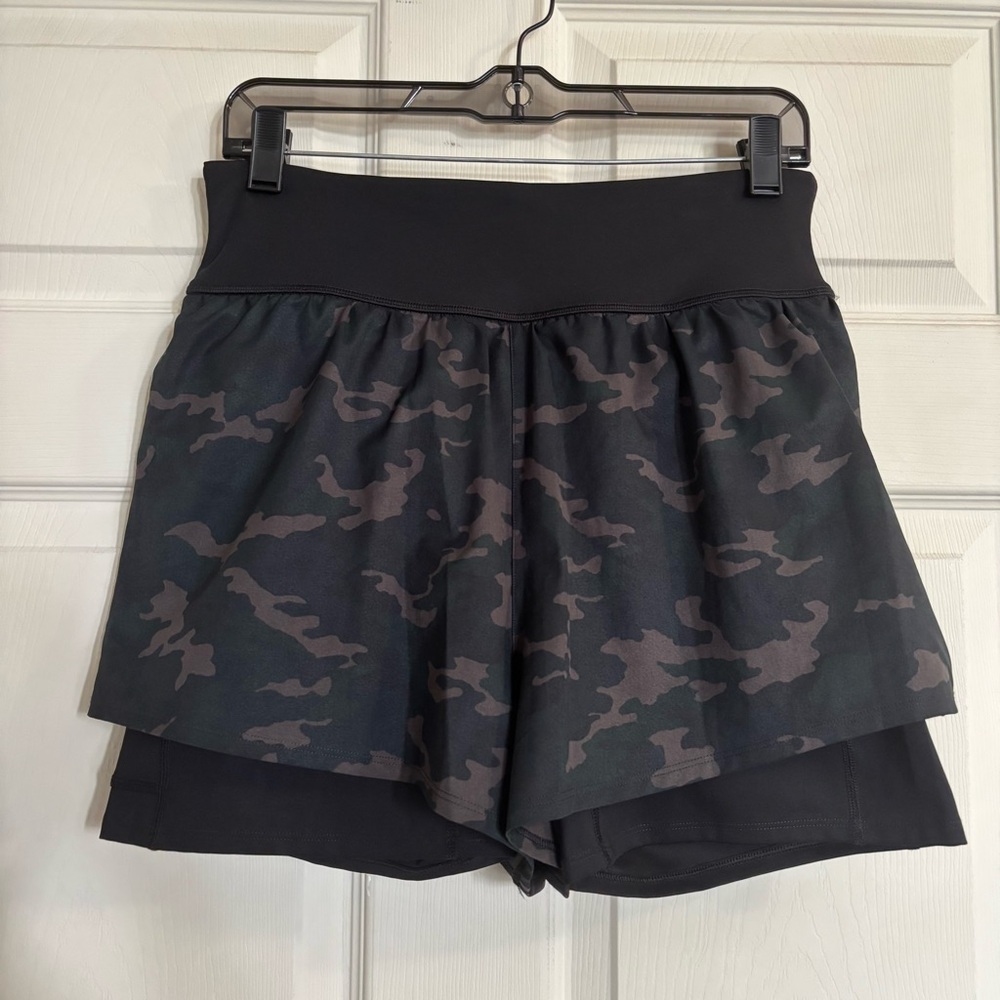 SPANX Get Moving Shorts in Black Camo Camouflage Athletic Running - Picture 2 of 8